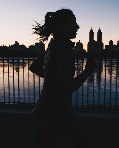 女子跑步剪影照片
